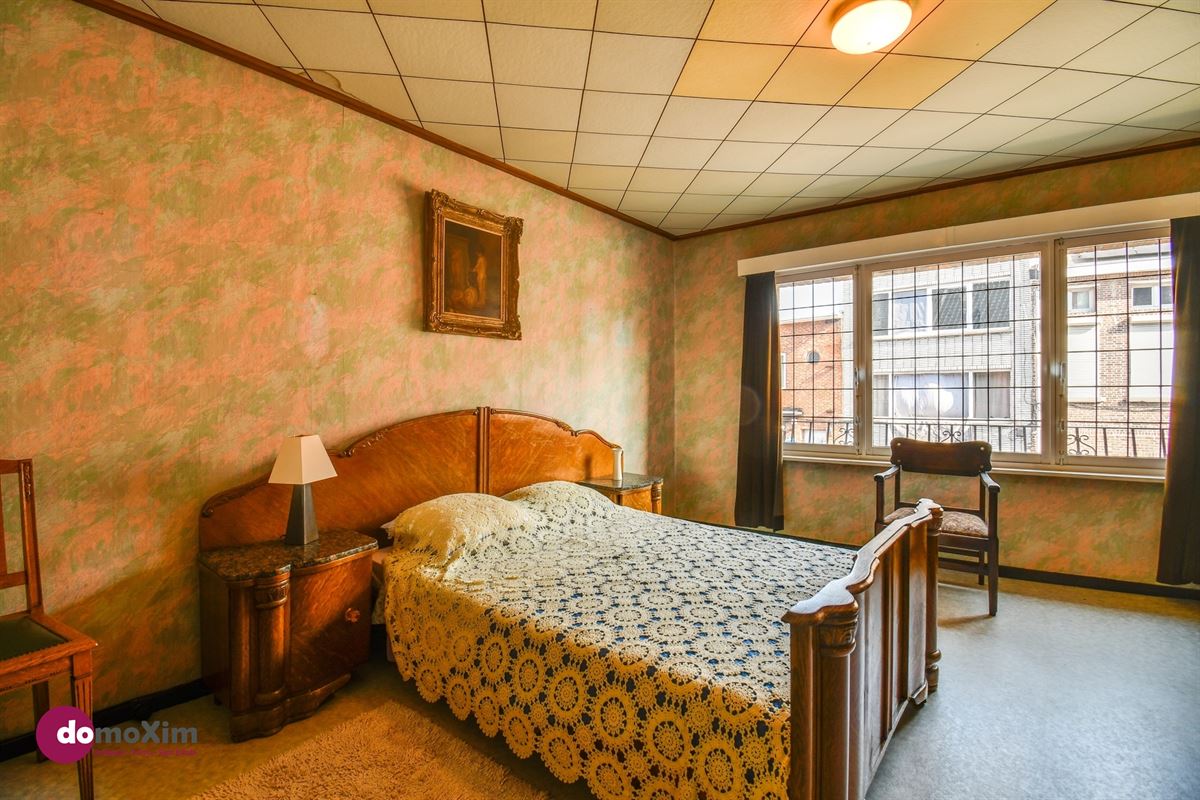 Townhouse in need of renovation with a south-facing garden and garage