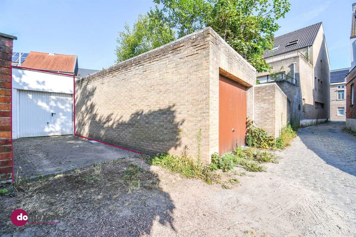 Townhouse in need of renovation with a south-facing garden and garage
