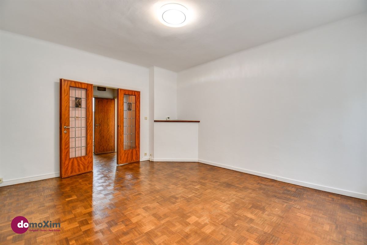 One-bedroom apartment with garage in Schaarbeek