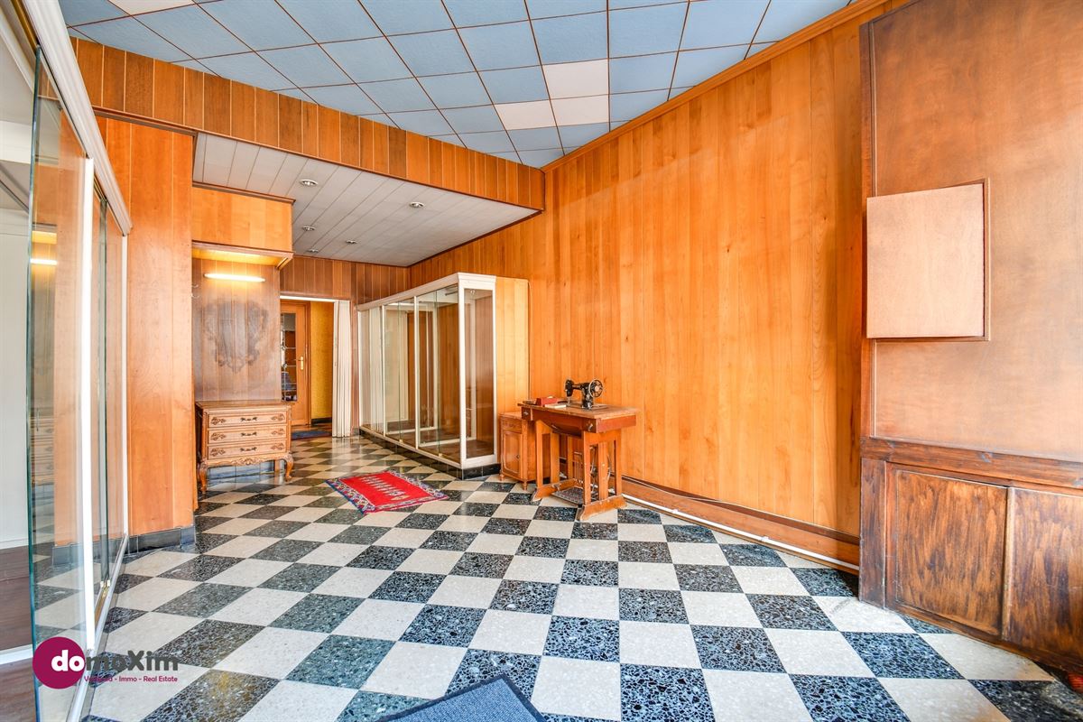 Townhouse in need of renovation with a south-facing garden and garage