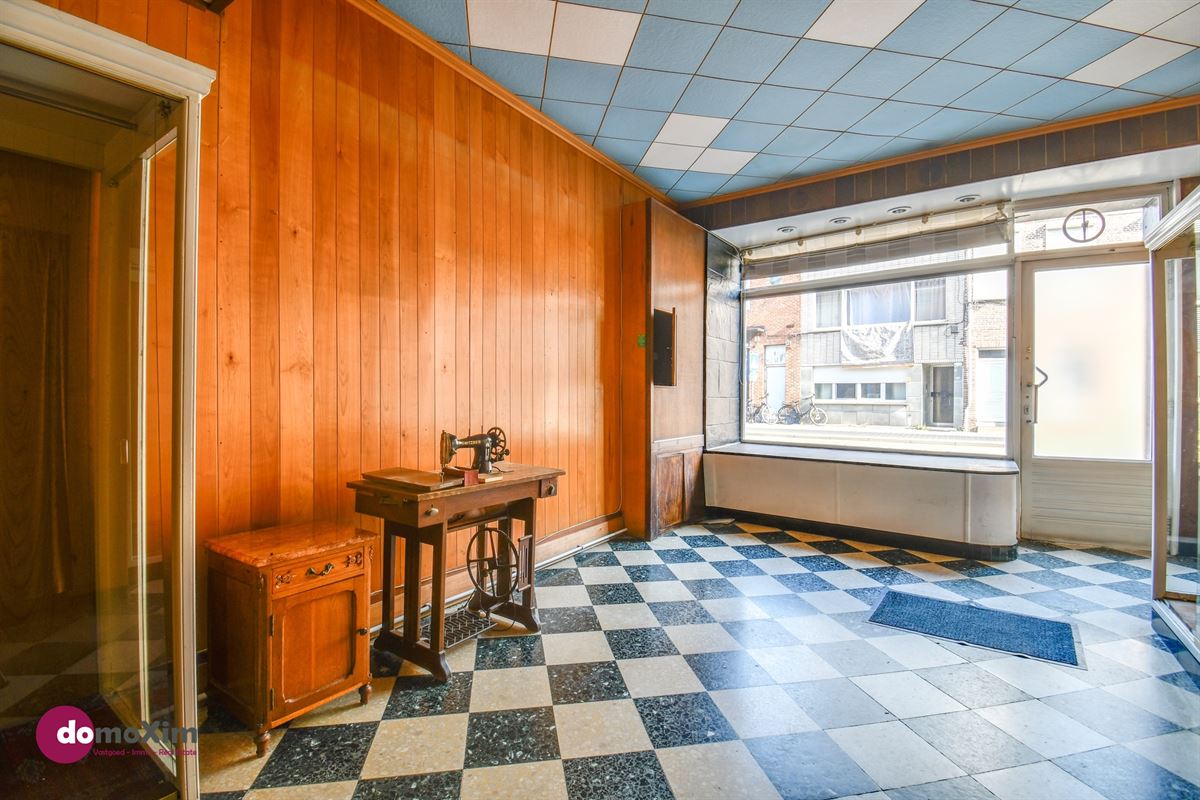 Townhouse in need of renovation with a south-facing garden and garage