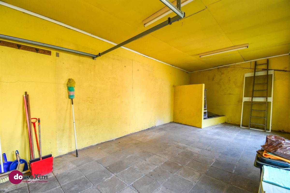 Townhouse in need of renovation with a south-facing garden and garage