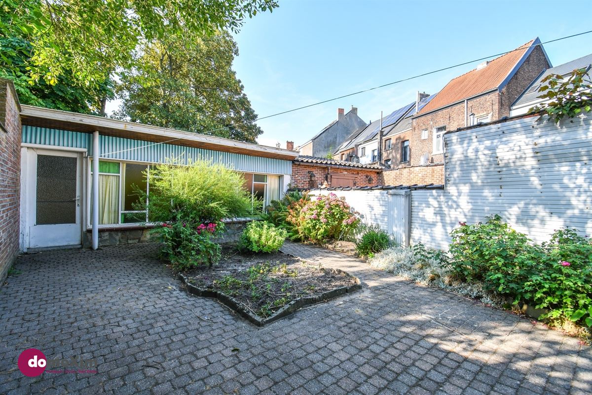 Townhouse in need of renovation with a south-facing garden and garage