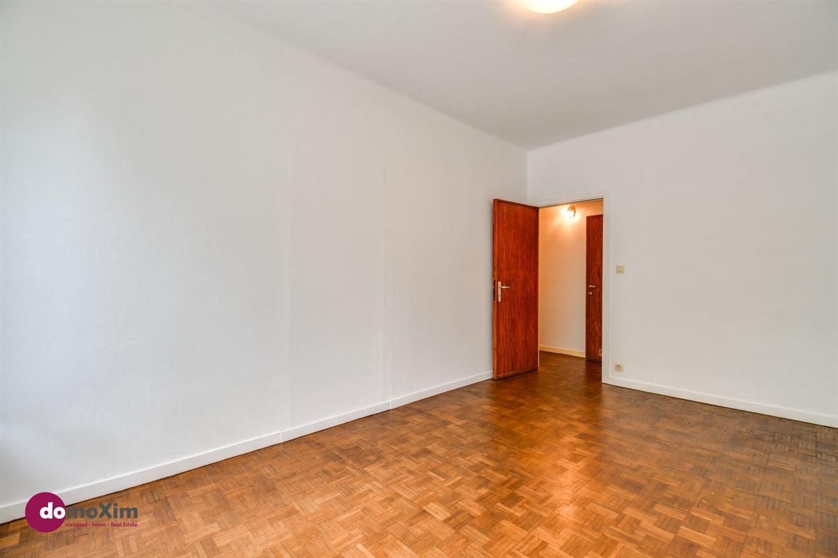 One-bedroom apartment with garage in Schaarbeek