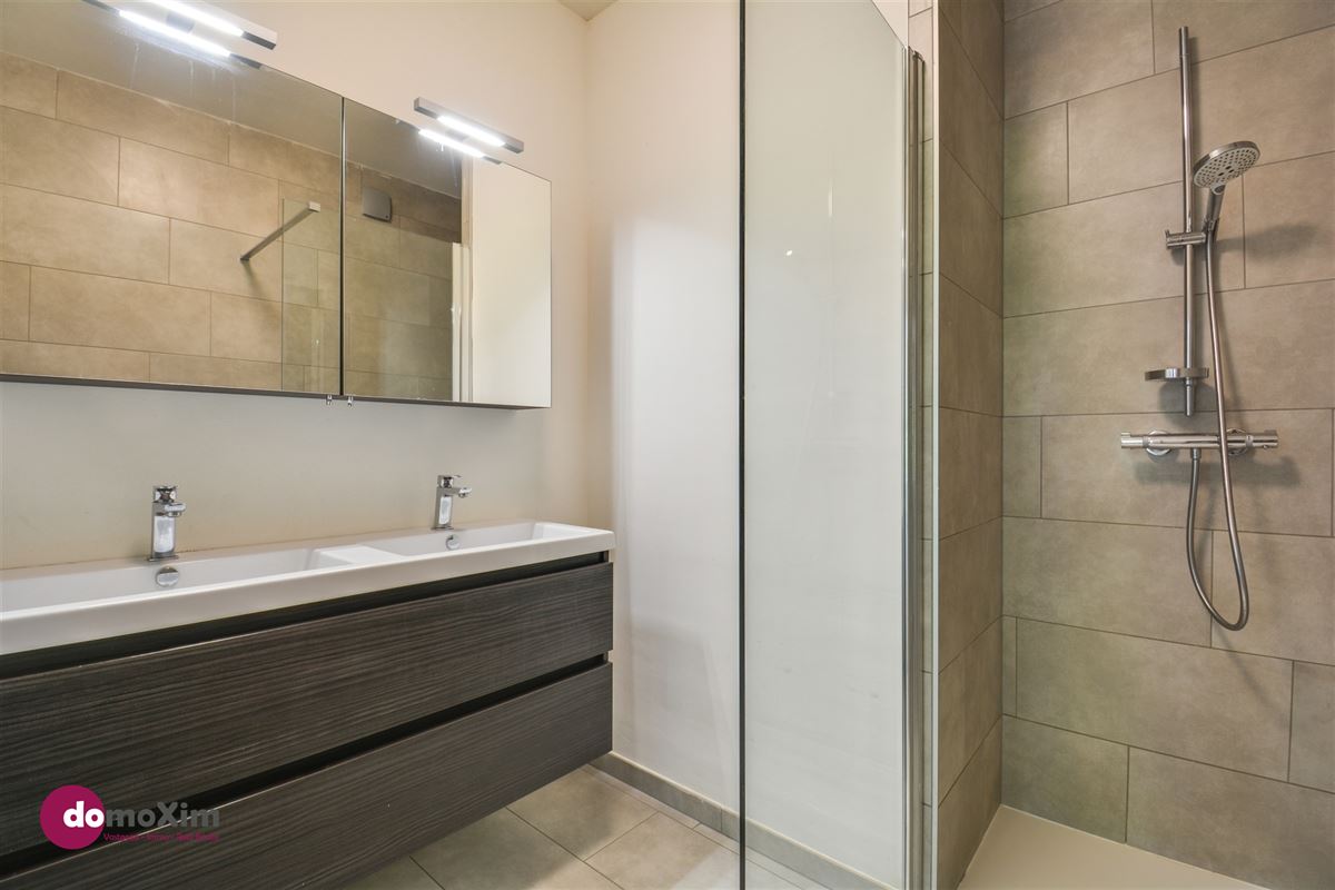 Spacious apartment with 2 bedrooms located on the canal