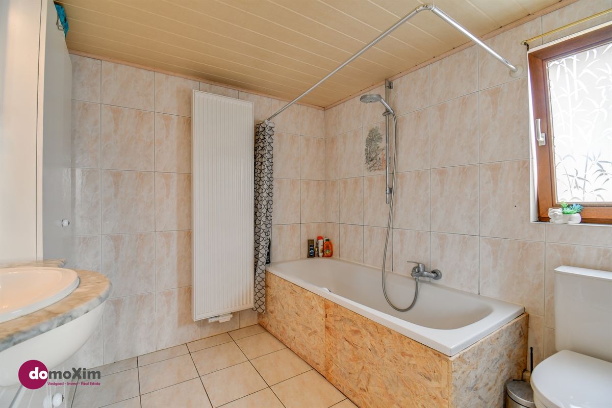 A practical home with a beautiful garden and excellent accessibility