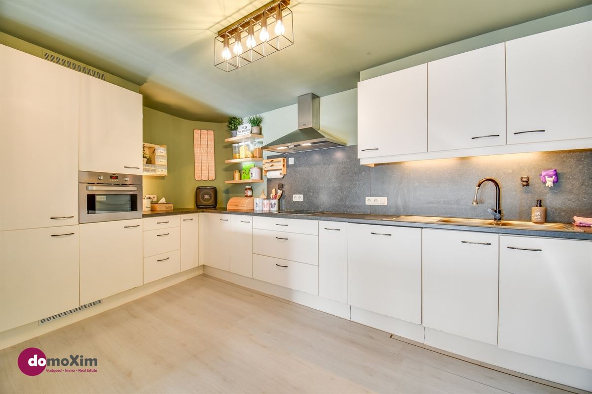 A practical home with a beautiful garden and excellent accessibility