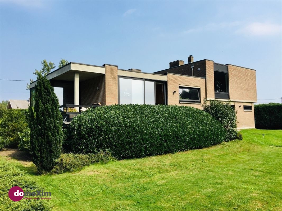 Vintage architect-designed home surrounded by nature near the E19