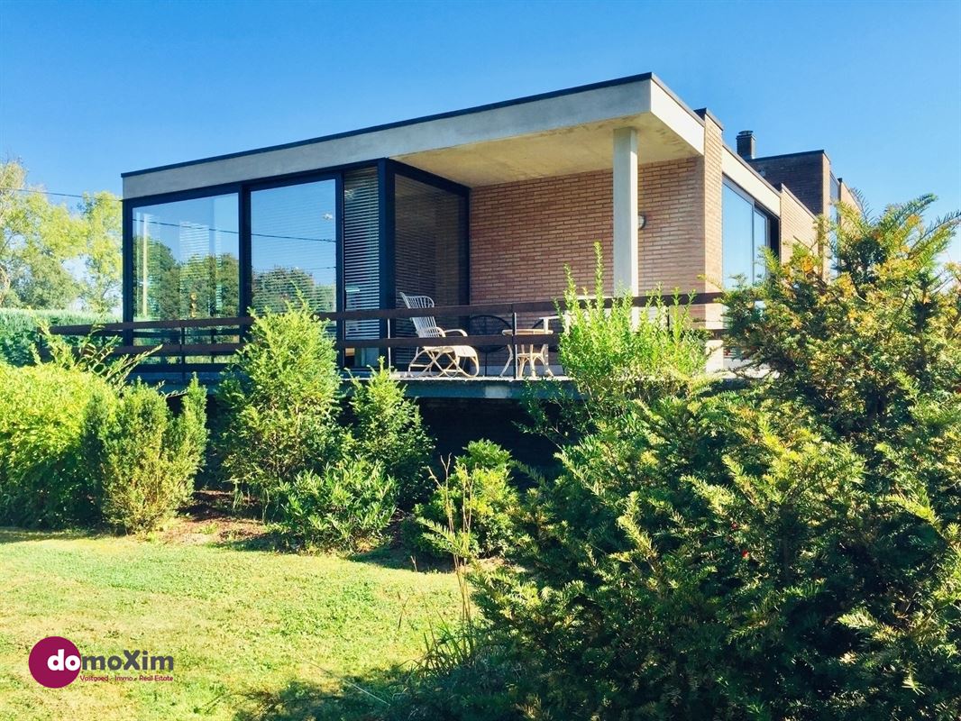 Vintage architect-designed home surrounded by nature near the E19