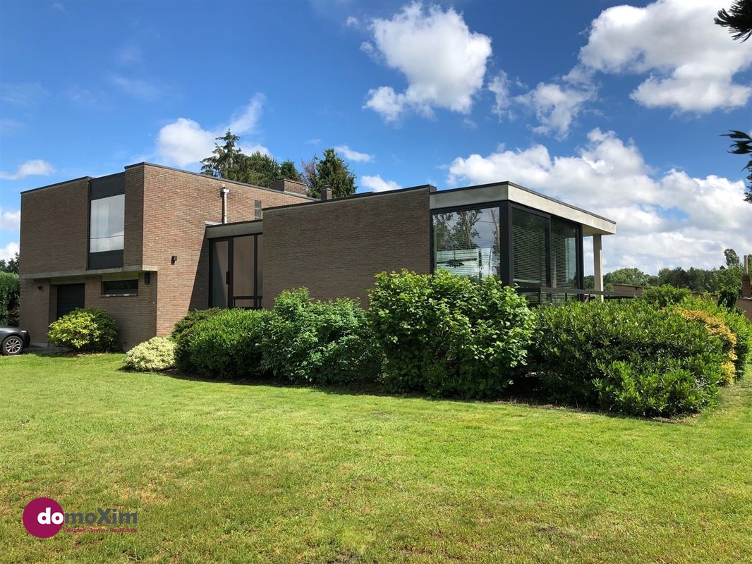 Vintage architect-designed home surrounded by nature near the E19