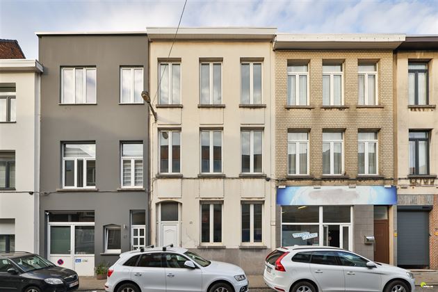 Uiterst ruime woning (295 m²) met 7 slpks en tal van authentieke elementen!