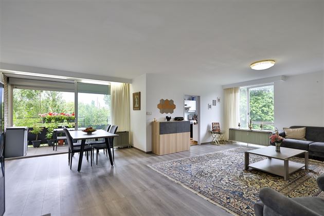 Zeer ruim 3-slpk. hoekapp. (140m²) + garagebox