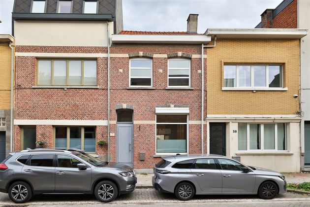 Op te frissen rijwoning met stadstuin in Mortsel!
