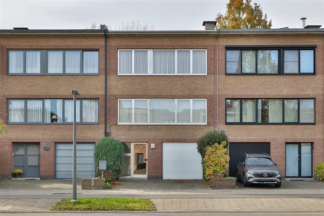 Zeer degelijke woning met 3 à 4 slaapkamers en prachtig groen uitzicht!