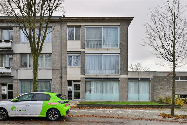 Op te frissen appartement met 2 slks en een praktische kelderberging