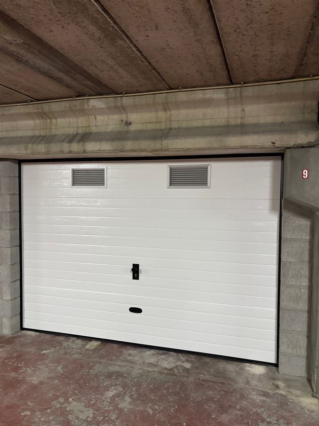 ruime garageboxen met nieuwe poort op centrale locatie