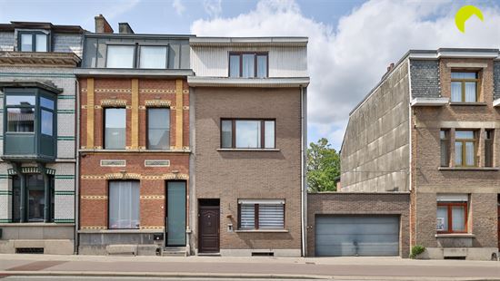 Centraal gelegen en zeer ruime woning te koop