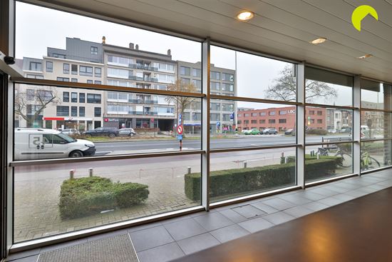 Commercieel gelijkvloers met appartement op A-locatie