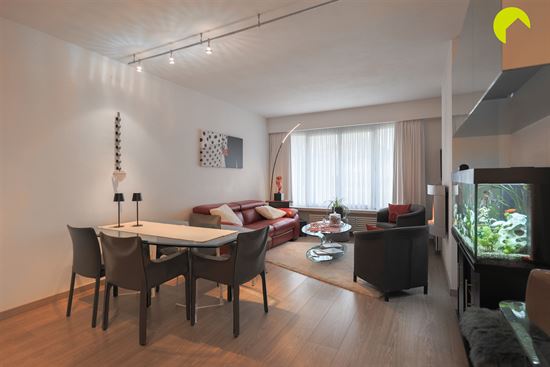 Gerenoveerd gelijkvloers appartement (75m²) met ruim terras en autostaanplaats