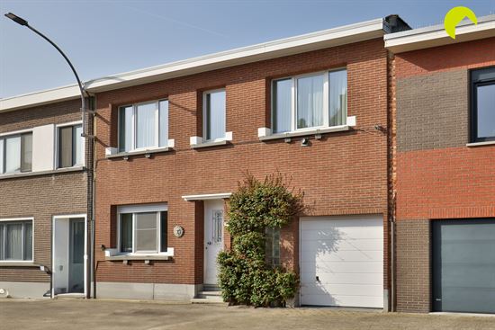 Op te frissen woning met 4-slpk en kleine garage