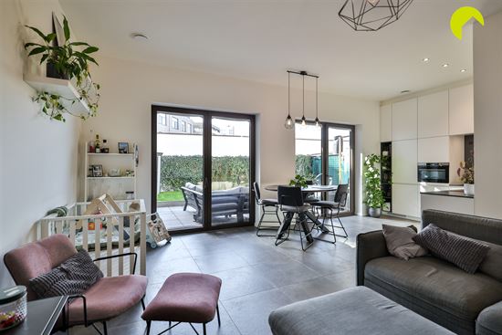 Recent gelijkvloers met aangename tuin pal in het centrum!