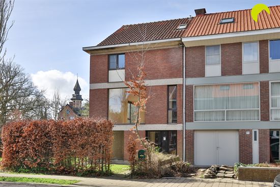 Op te frissen/te renoveren woning met garagebox