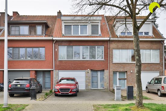 Ruime gezinswoning met praktijkmogelijkheden te Edegem