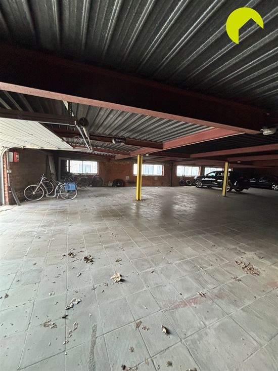 8 autostaanplaatsen in bovengronds garagecomplex