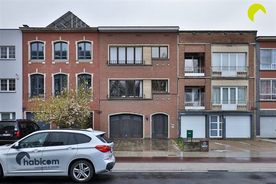 Ruime, te renoveren woning met garage, oprit en tuin