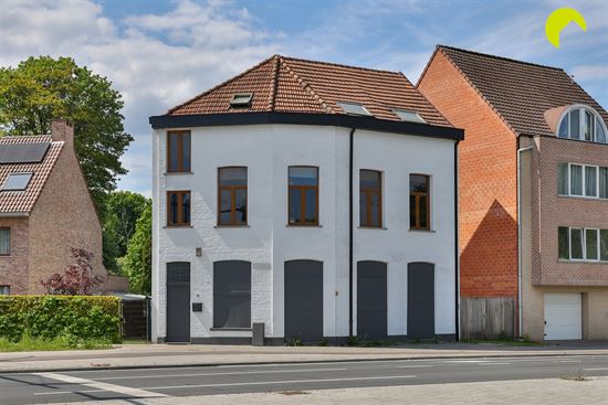 Polyvalent eigendom met handelsgelijkvloers en duplex appartement