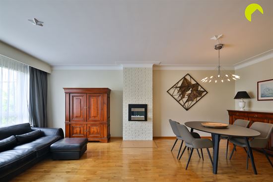 Lichtrijk appartement met 2 slpks + ruime bergin en 2 kelders!