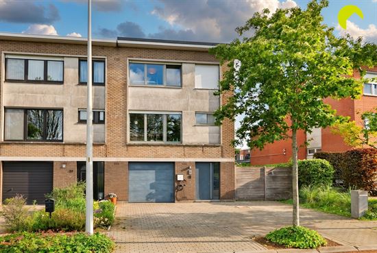 HOB met garage, 3-dubbele oprit, terras en tuin in groene straat!