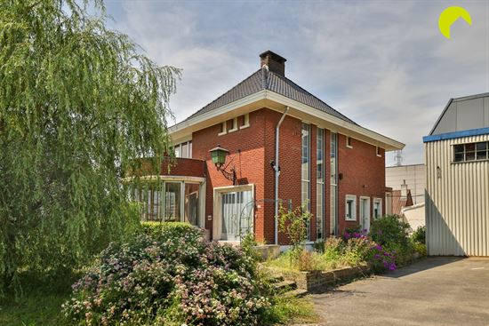 Ruime woning met bijgebouw en veel parking!