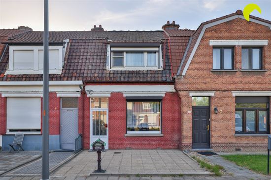 Te renoveren woning met drie slaapkamers te koop