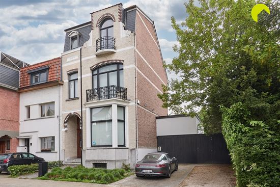 Exclusieve halfopen herenwoning met zwembad in de Lindenlei
