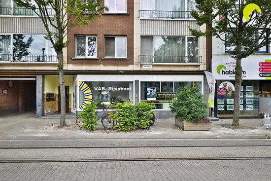Centraal gelegen handelspand met woonst !