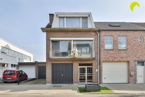 Half-open bel-étage met groot magazijn en  garage!