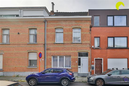 Op te frissen rijwoning met 4-slpk in Mortsel