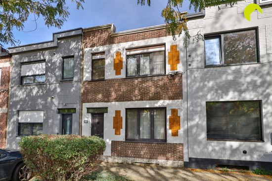 Op te frissen gezinswoning met prachtige tuin!
