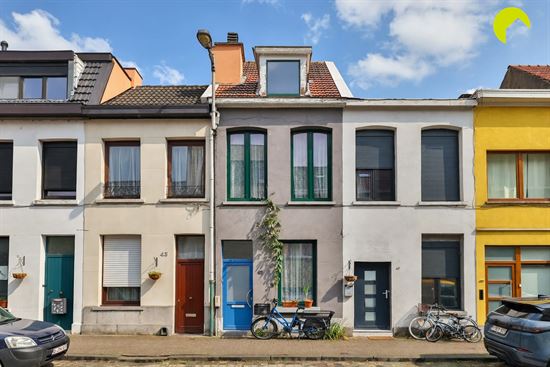Kleurrijke woning met atypische indeling en toffe tuin!
