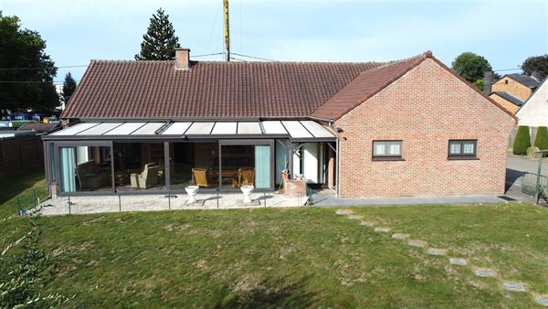 Ruime woning met drie slaapkamers en grote veranda