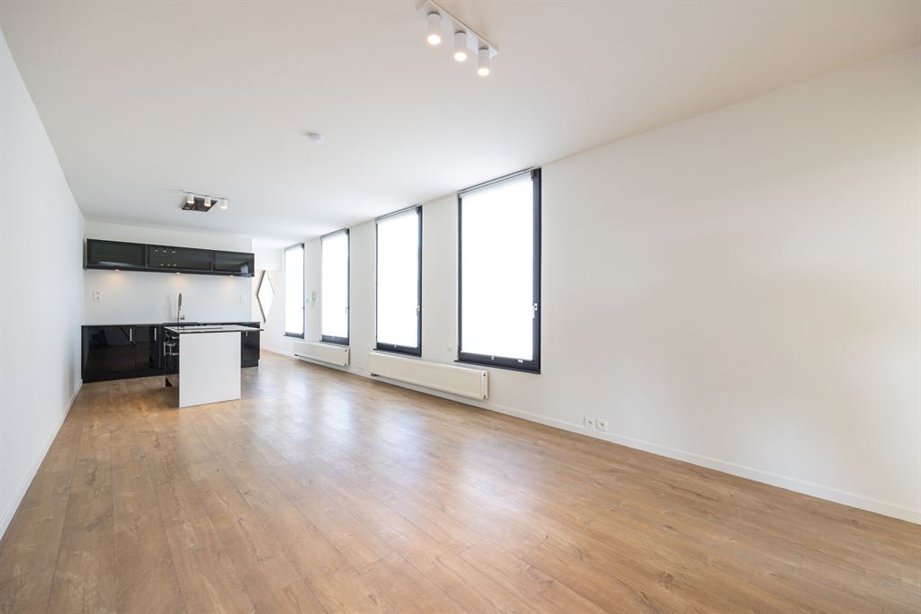 Karaktervol, recent gerenoveerd appartement met ruime, lichtrijke slaapkamer.  Top gelegen tussen Moorkensplein, Zurenborg en Centrum A’pen.