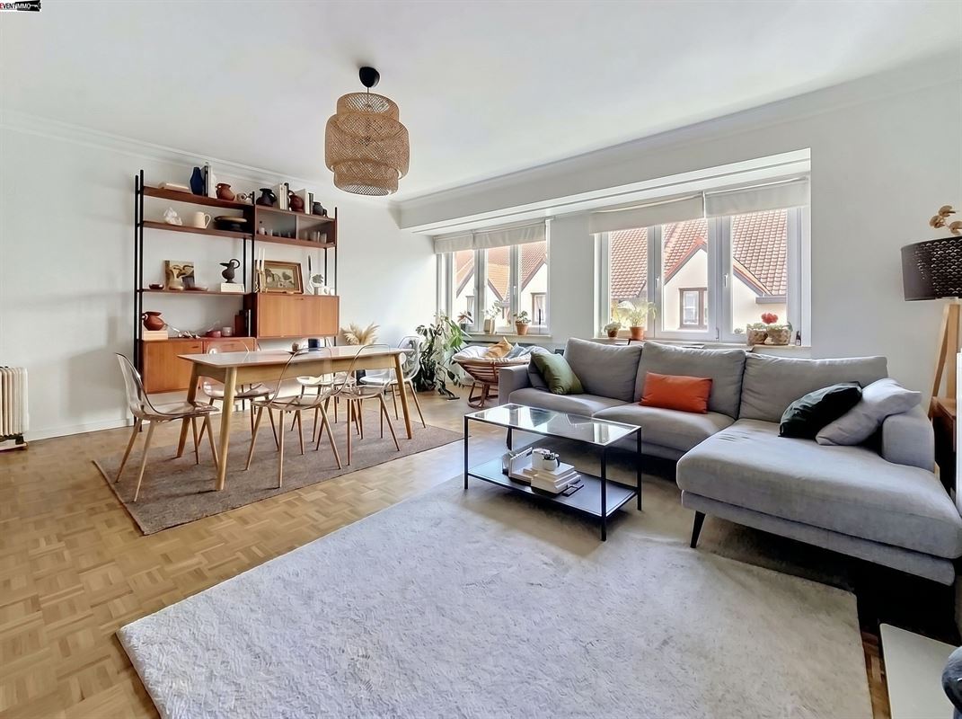 Large and bright apartment with rear terrace