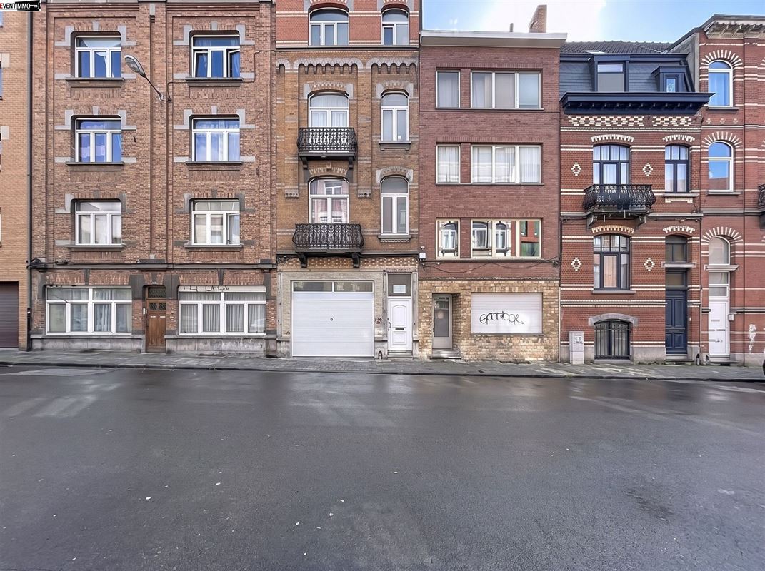 Rare in Schaerbeek: private warehouse with street access