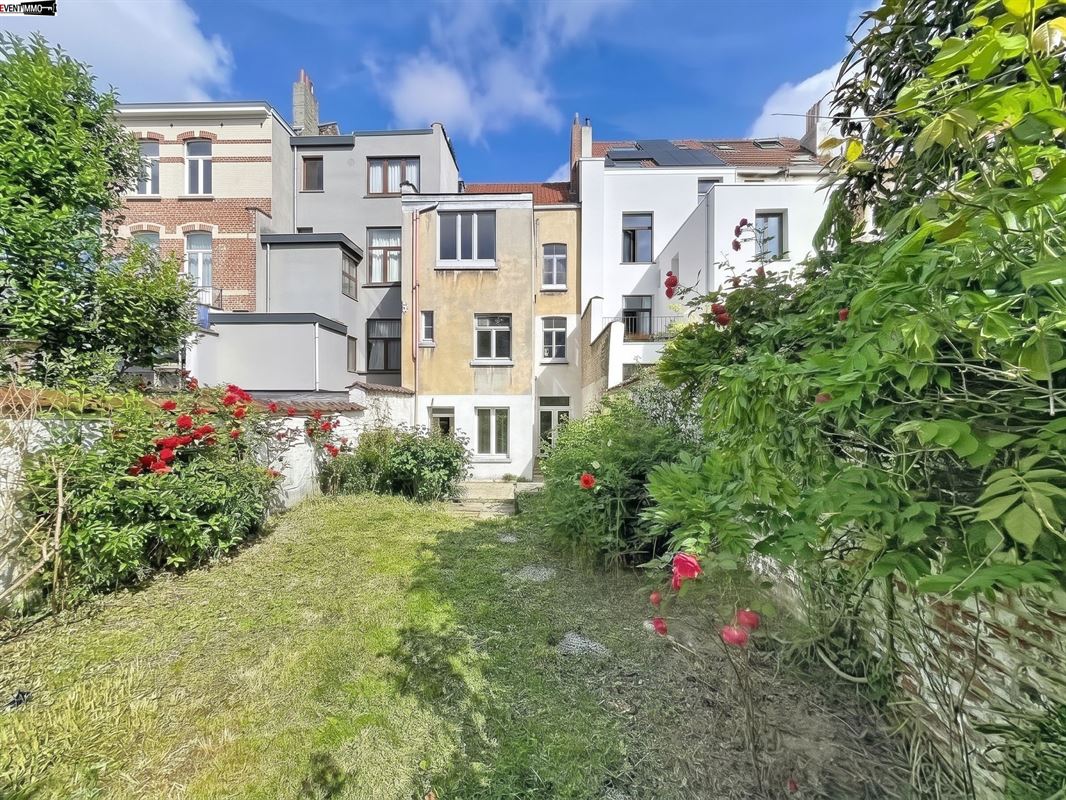 Elegant period townhouse to renovate with a 195 m² garden.