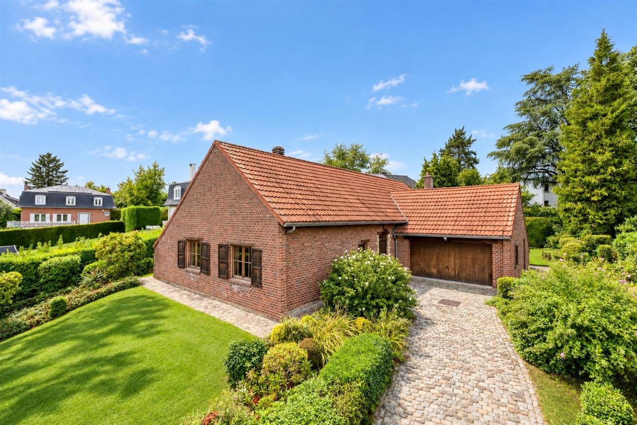 Te renoveren villa-fermette in de Marnix wijk