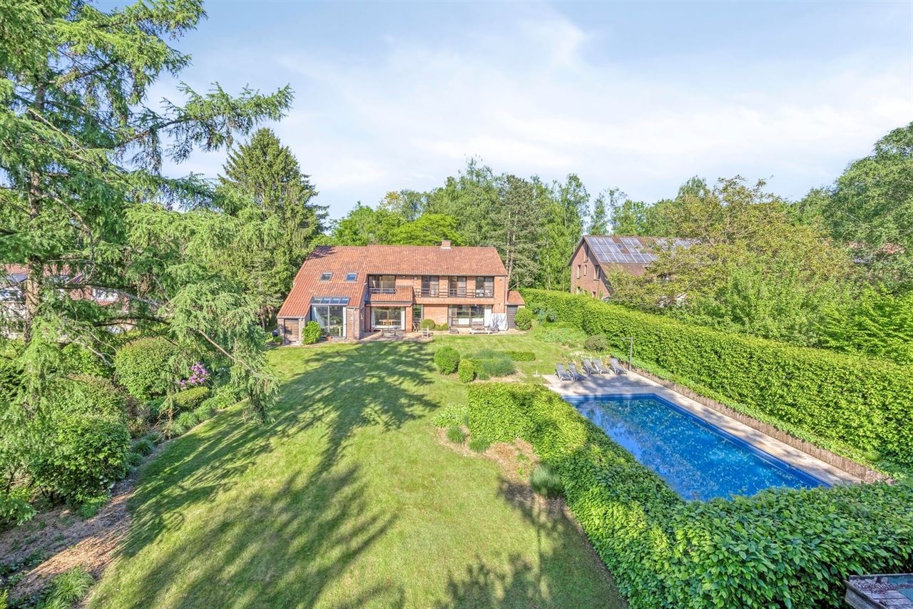 Ruime klassieke villa met zwembad in doodlopende straat