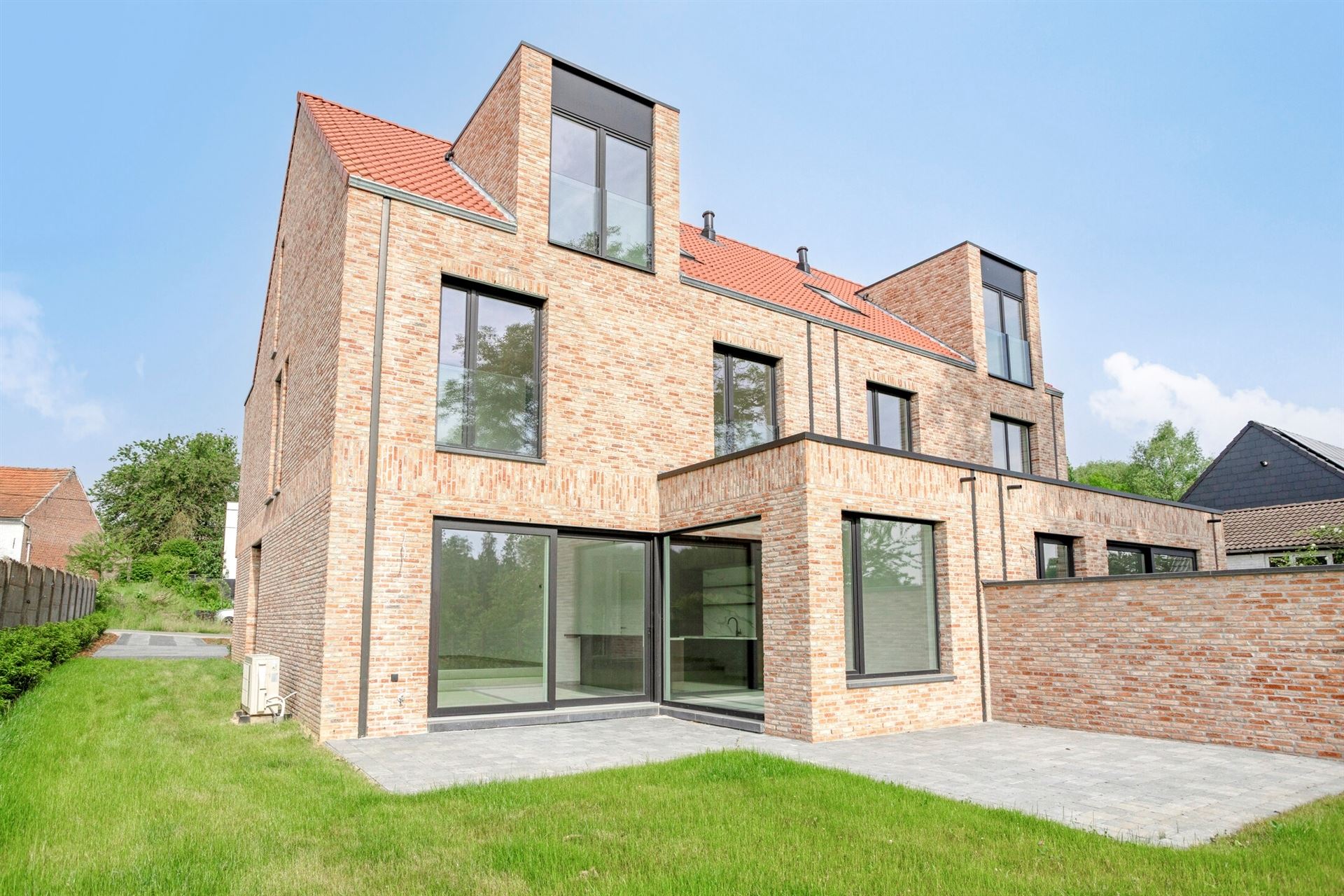 Newbuilt house - 5 bd - 2 bath (possibility 6% VAT)