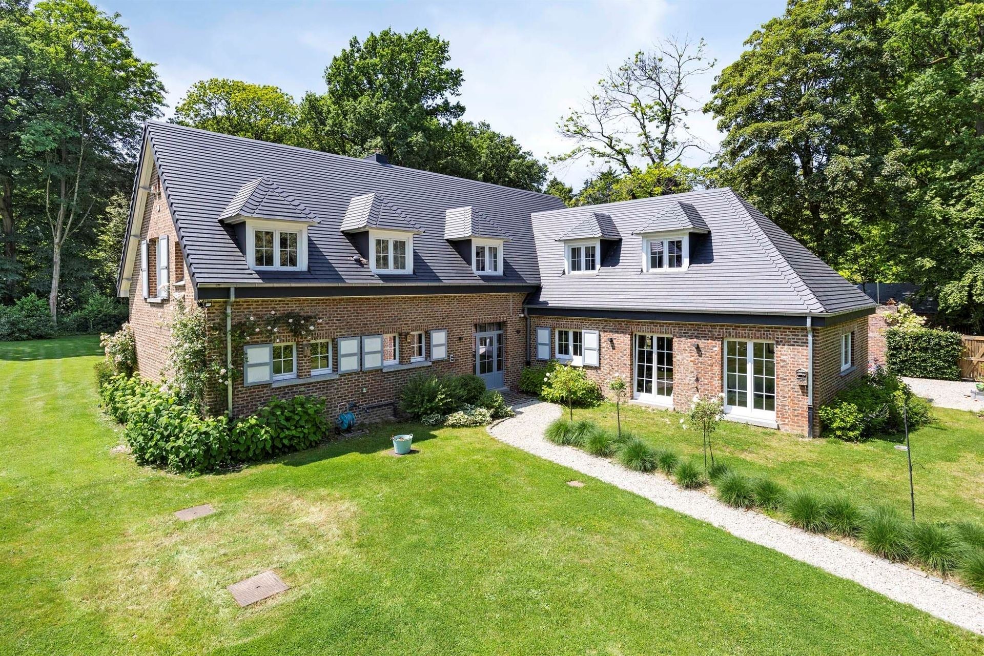 Prachtig en volledig gerenoveerde villa op unieke locatie 