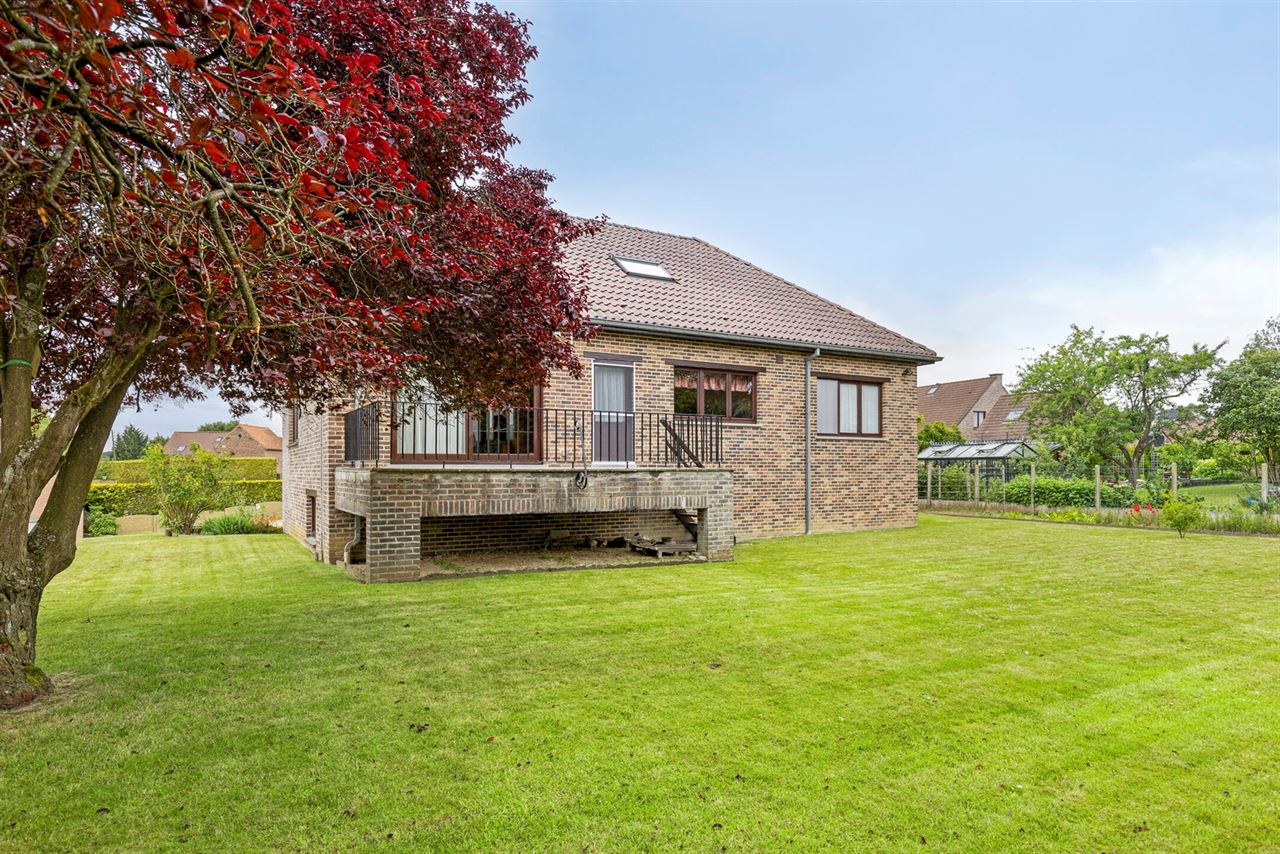 Klassieke & perfect onderhouden villa met veel ruimte op goede locatie